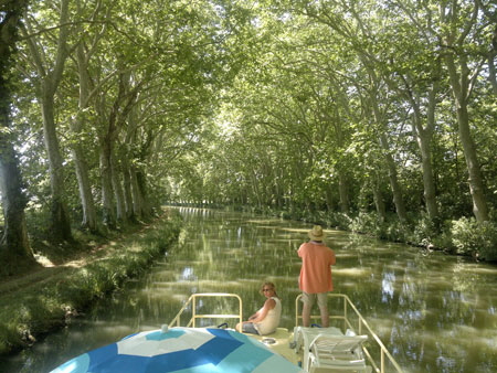 Plataanipuiden varjostama Canal du Midi Plataanipuiden varjostama Canal du Midi
