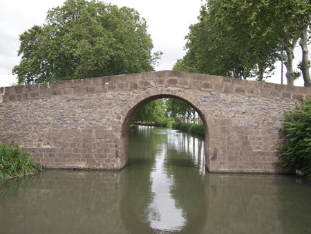 Yksi Canal du Midin kymmenist silloista