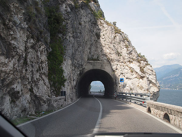 Tiell on useita kallioon hakattuja tunneleita