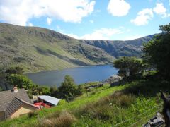 Coomasaharn Lake ja Horseshoe Mountains