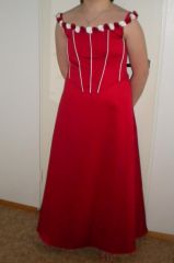 Morsiustytön punainen mekko