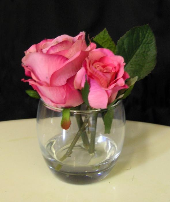 Ideaa koristeluun, lasiin vesihelmiä ja viininpunaiset ruusut.